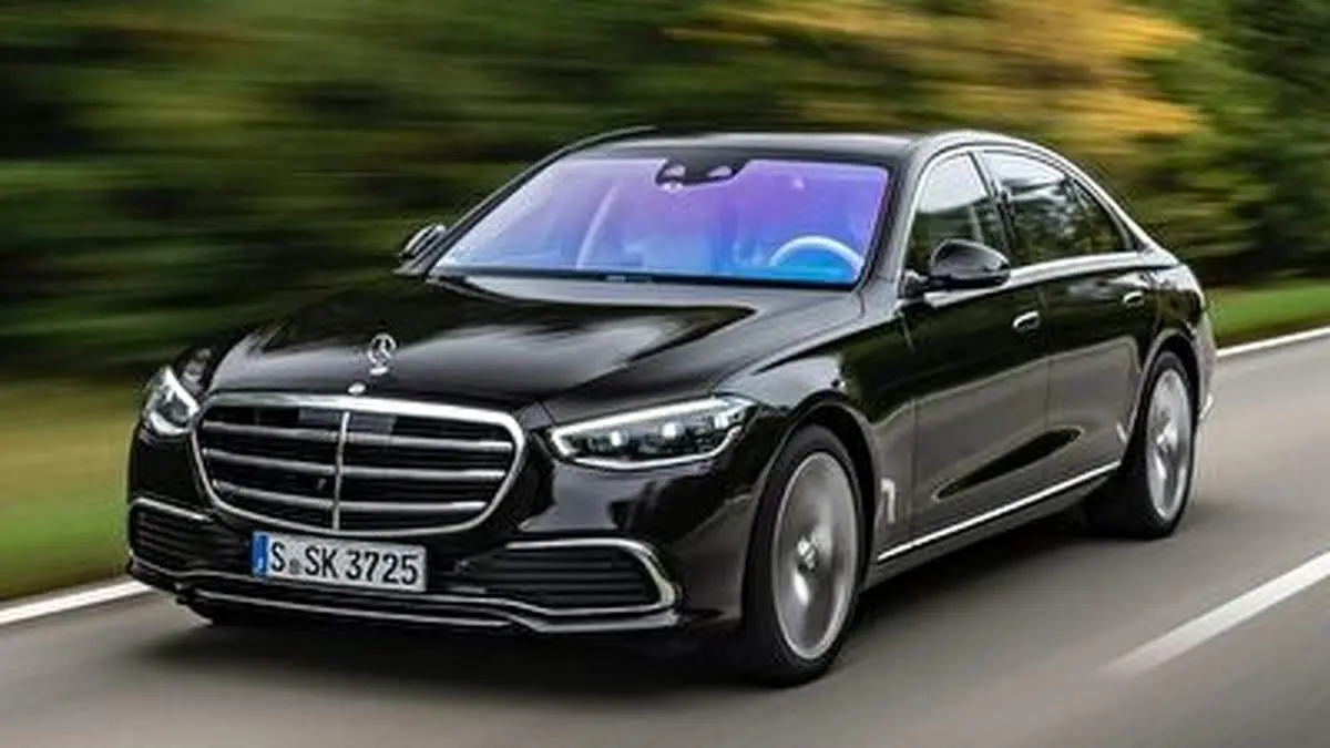 رانندگی جنون‌آمیز با مرسدس بنز وسط اتوبان‌های تهران! +فیلم