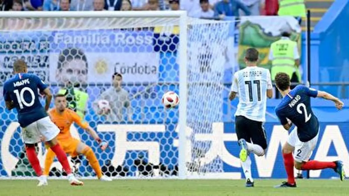 به یاد ماندنی ترین گل های تاریخ فوتبال جهان+ فیلم