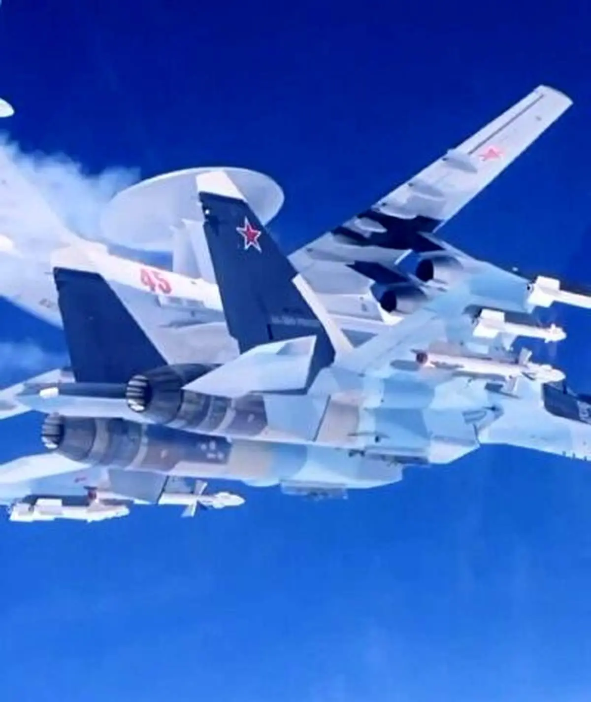  گشت زنی آواکس روسی با اسکورت جنگنده های سوخوی ۳۰ در مرز مشترک با آمریکا+ فیلم