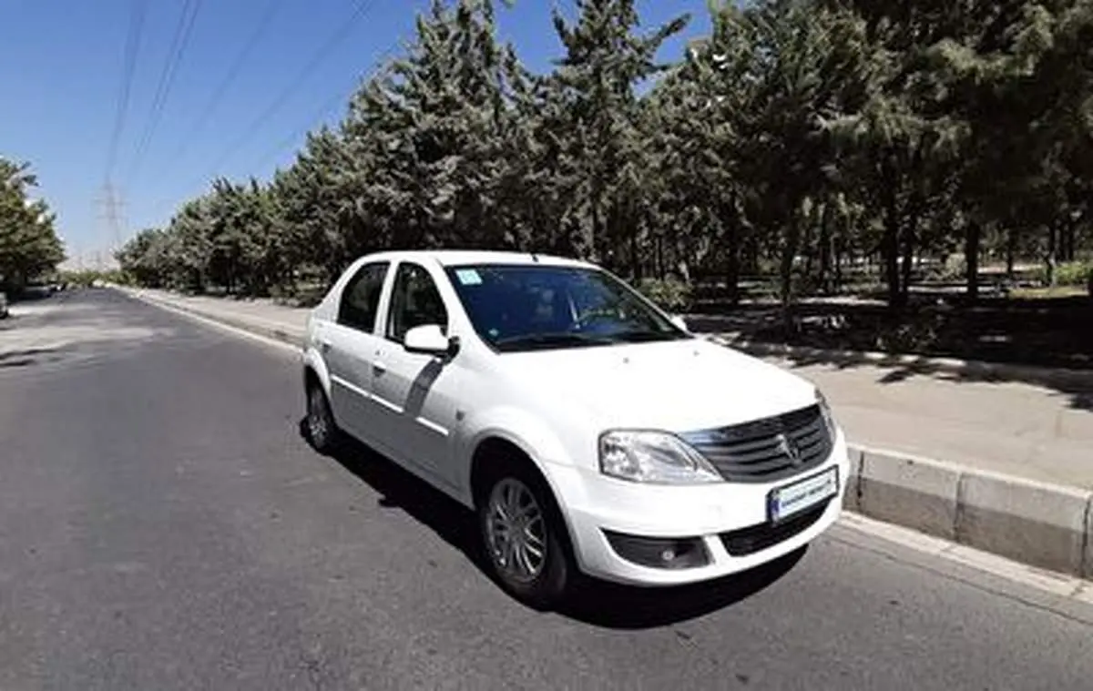 سقوط پایه پرچم ۳۰ متری بر روی خودرو وسط اتوبان در اصفهان+ فیلم