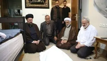 سید حسن خمینی بر بالای پیکر مرحوم صانعی+ عکس