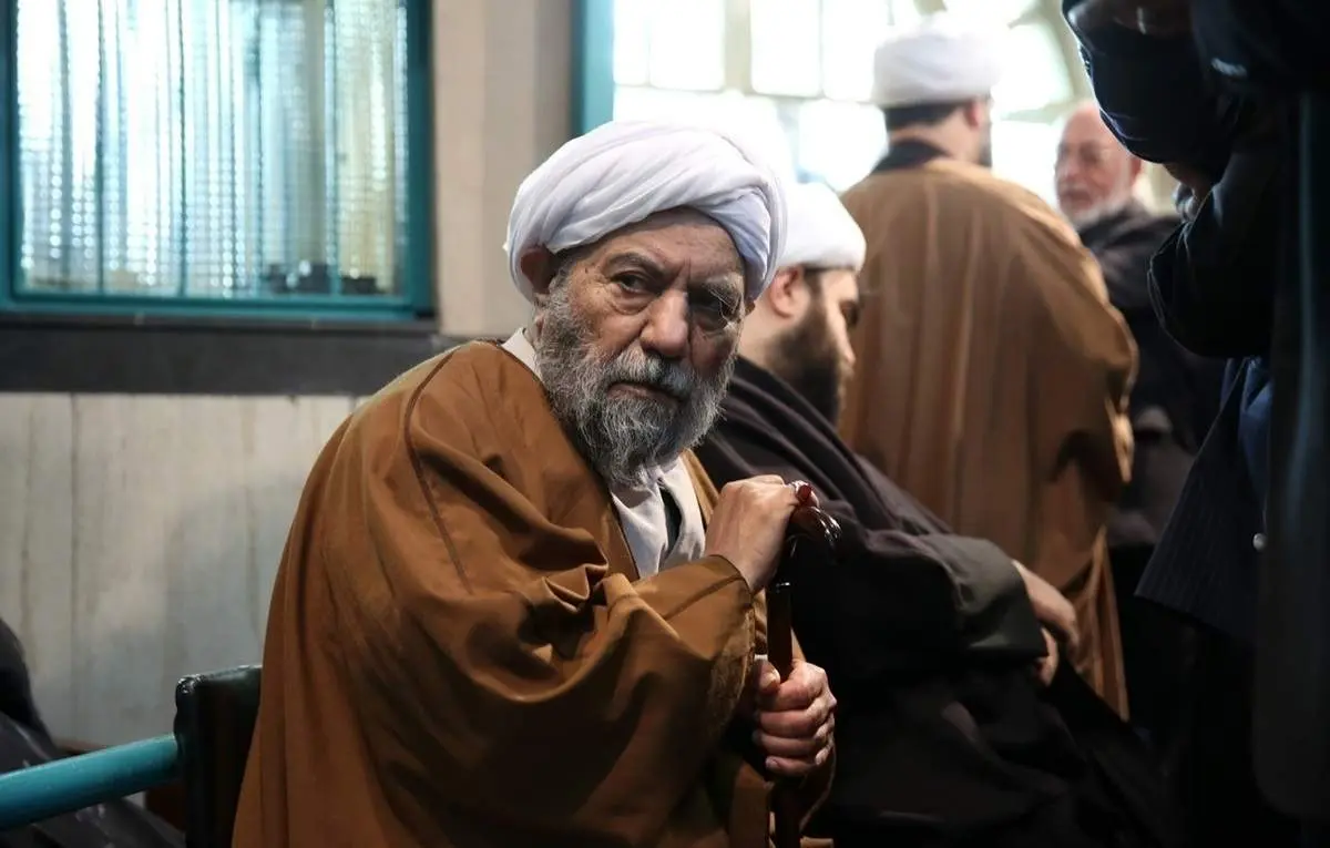 پیکر آیت‌الله صانعی در قم به خاک سپرده شد+ عکس