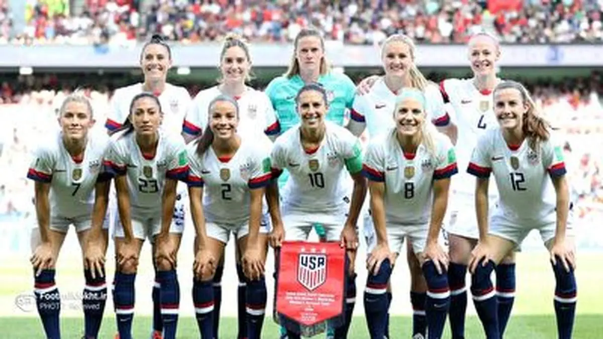 تیم ملی فوتبال زنان آمریکا در حرکتی اعتراضی سرود ملی را نخواندند!+ فیلم