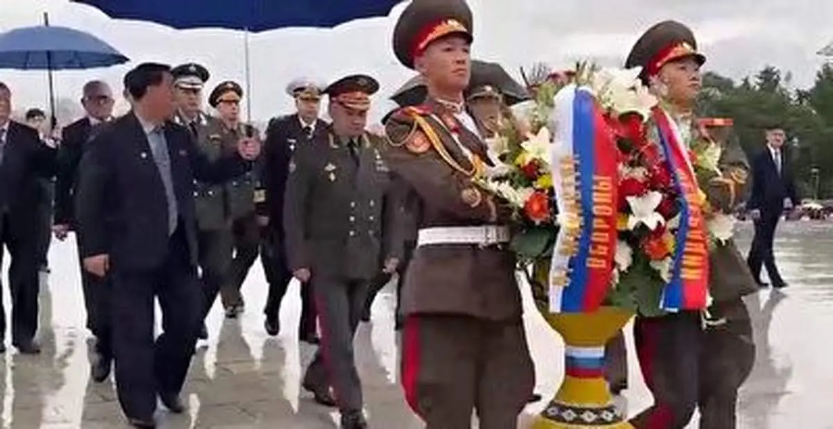 ادای احترام شویگو به یادبود آزادی در پیونگ‌یانگ+ فیلم