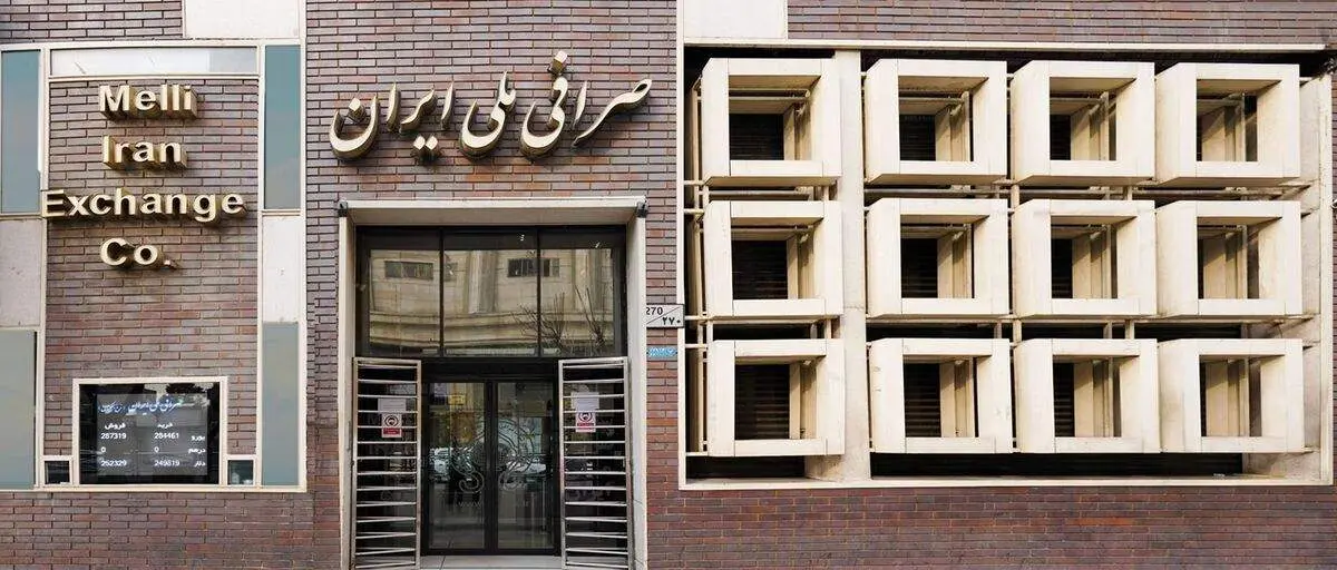 جنگ بانکی‌ها و صرافی‌ها قیمت دلار را بالا برد؟