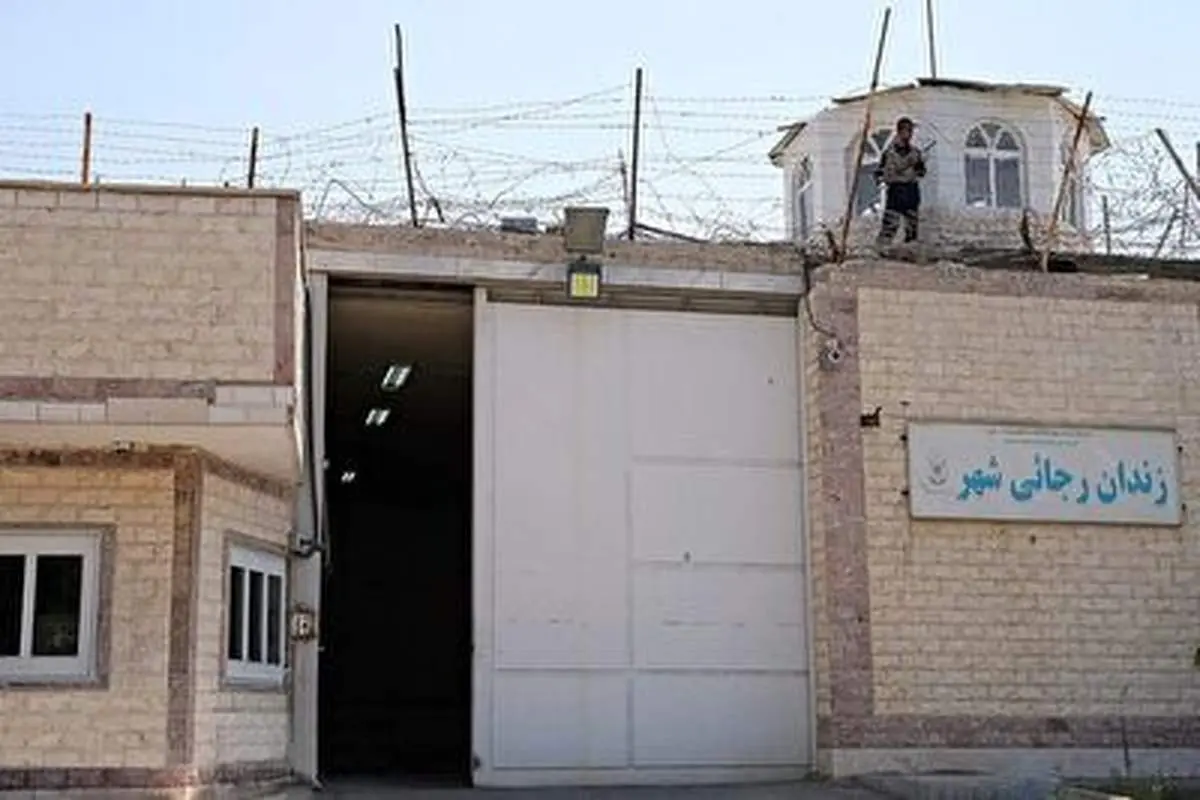 لحظه انتقال زندانیان جرائم خاص زندان رجایی شهر با اسکورت یگان‌های فراجا + فیلم
