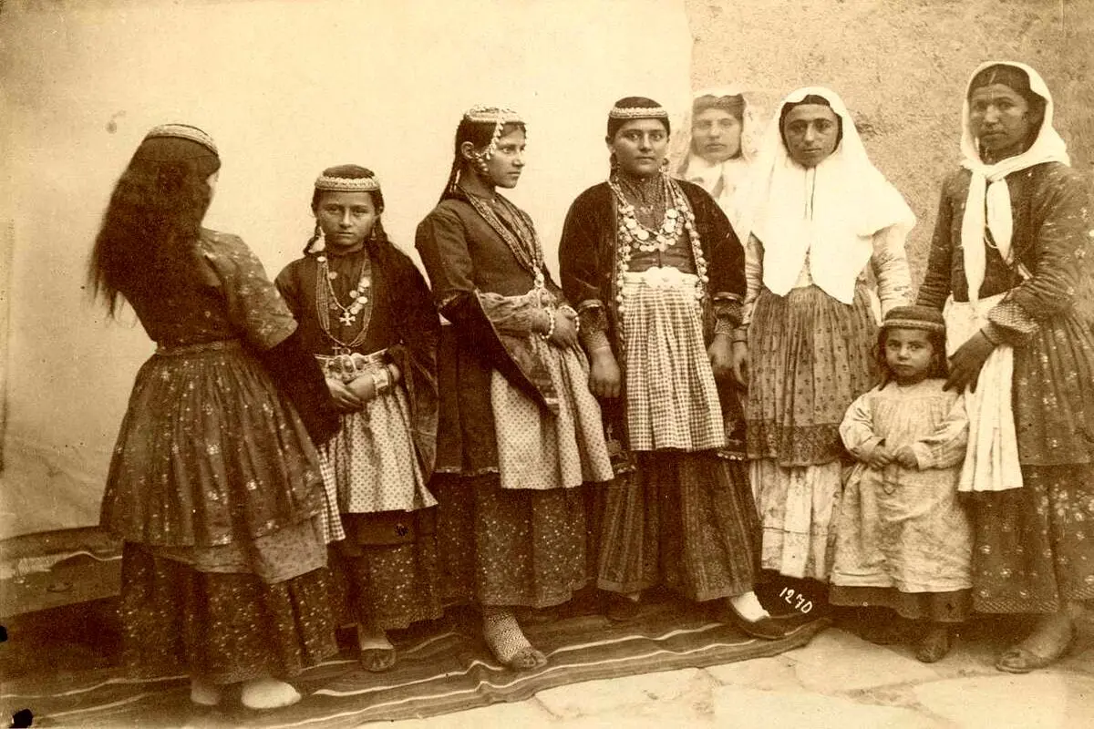 عکسی زیرخاکی از زنان نوازنده قاجار