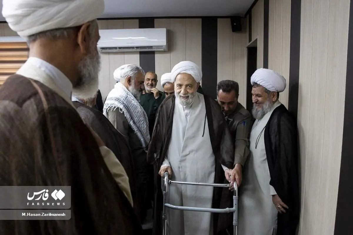 راه رفتن قرائتی با واکر+ عکس