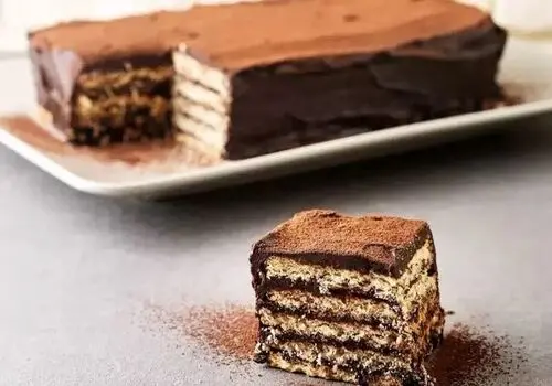 طرز تهیه کیک یخچالی خامه شکلاتی سریع و ساده+ فیلم / آموزش کیک یخچالی شکلاتی با بیسکویت و خامه