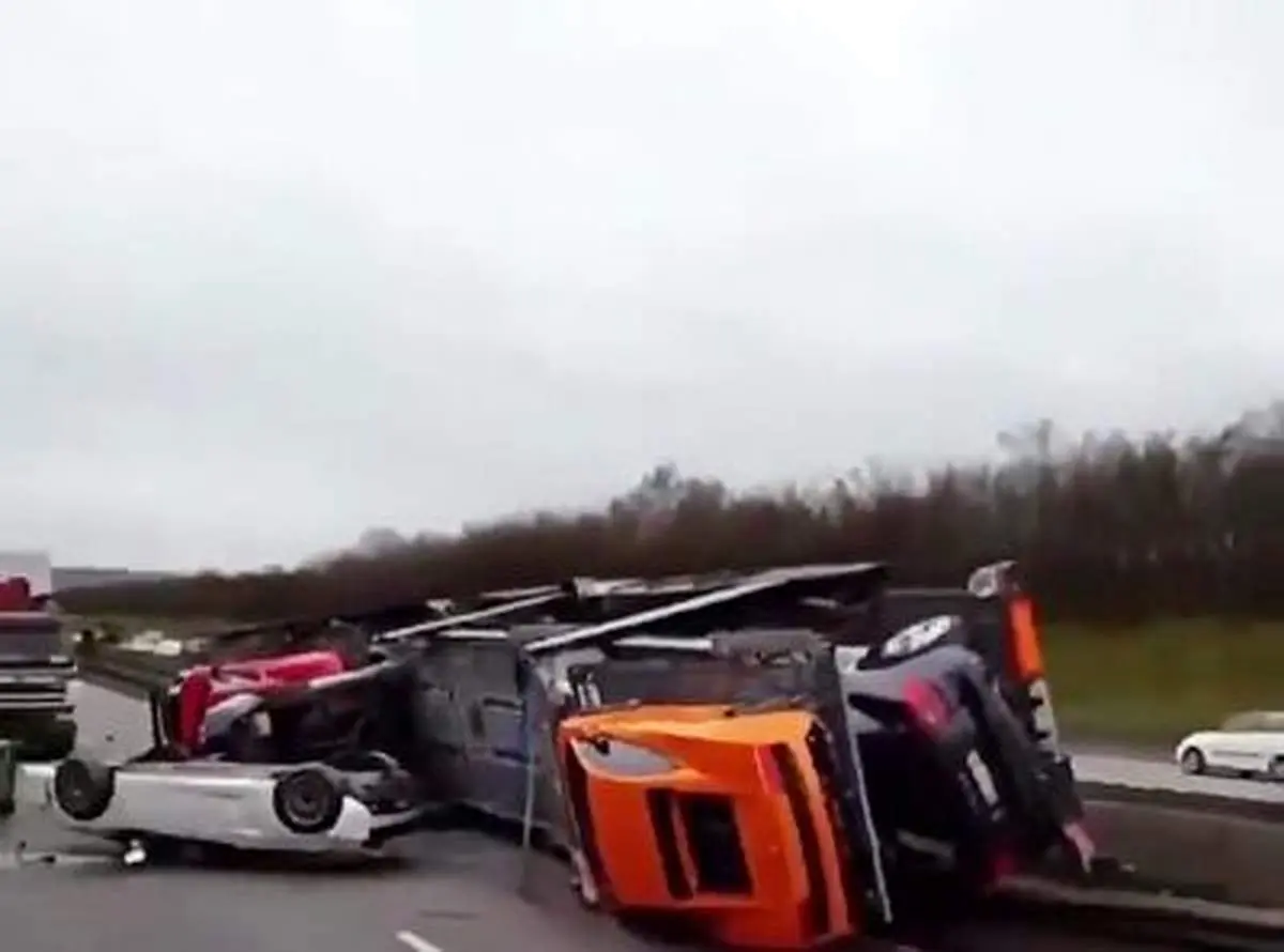 چپ کردن تریلی حامل اولین خودروهای دست دوم وارداتی به کشور+ فیلم