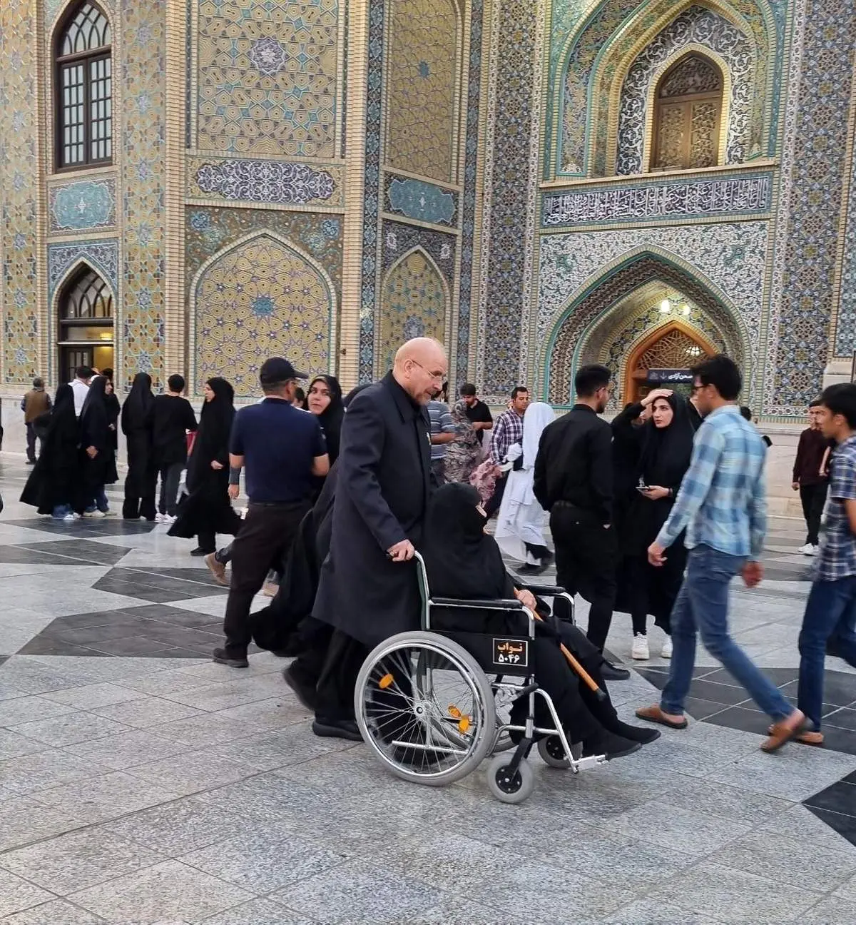 تصویری جالب از رئیس مجلس در لباس خادمی