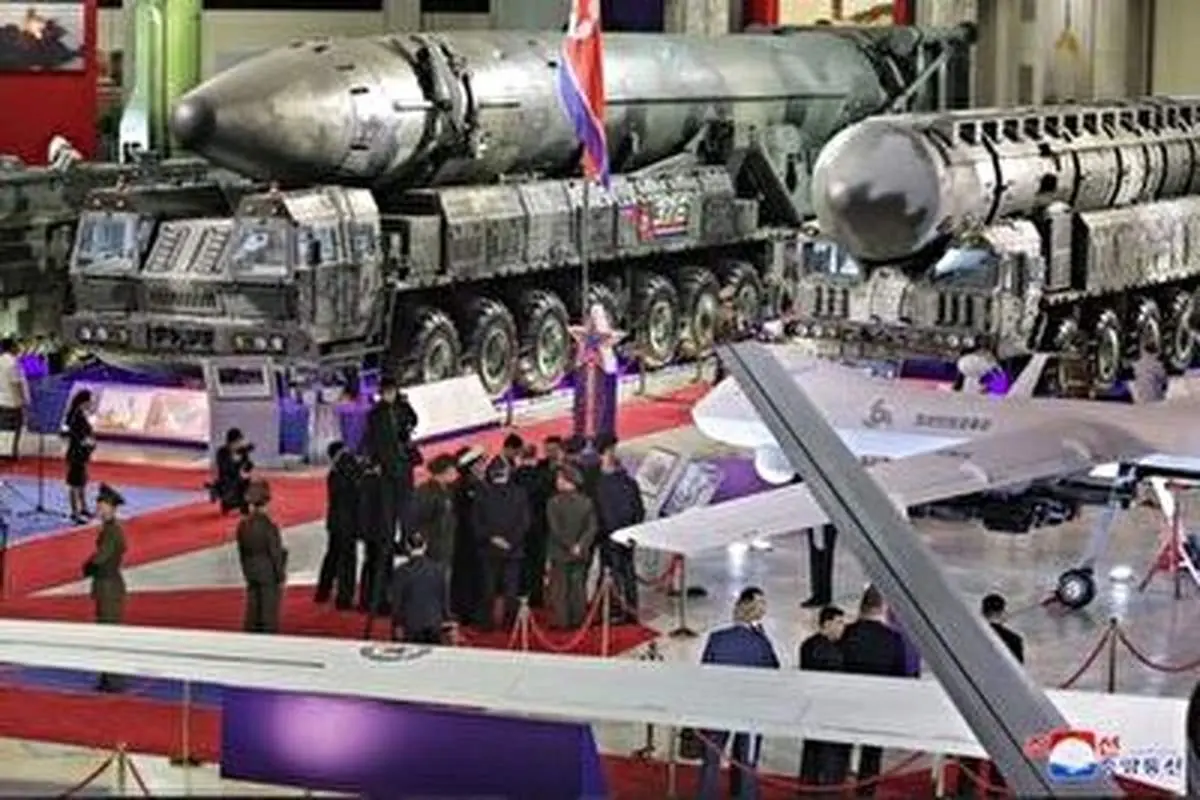 اولین تصاویر از جولان پهپادهای رزمی مقابل رهبر کره شمالی +فیلم