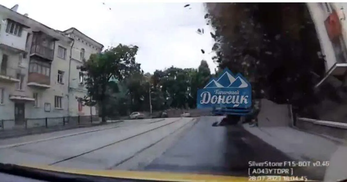 لحظه وحشتناک اصابت موشک به یکی از خیابانهای دونتسک+فیلم