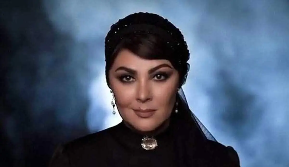 تیپ منحصر به فرد خانم بازیگر در جمع هنرمندان!+ عکس