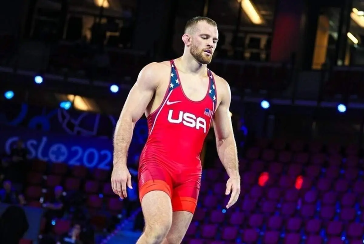 کدام کشتی‌گیر ۸ بار دیوید تیلور آمریکایی را برده است؟