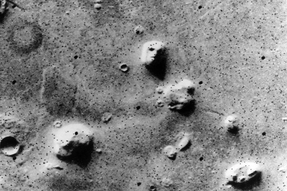 ماجرای ظاهر شدن چهره های عجیب در مریخ به روایت این عکس ها!