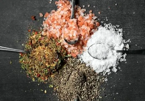 راهکارهای خوشمزه‌تر شدن سالاد الویه؛ از رفع بوی مرغ تا جلوگیری از چسبندگی

