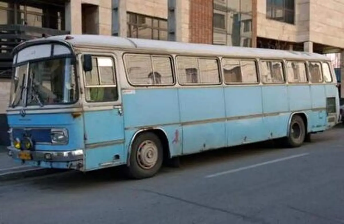 فیلمی عجیب از رد شدن اتوبوس اسقاطی از کنار یک اتوبوس دیگر