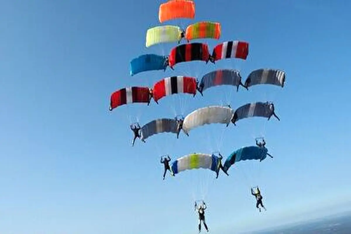 حادثه تلخ بازشدن چتر روی زمین در خلیج فارس +فیلم