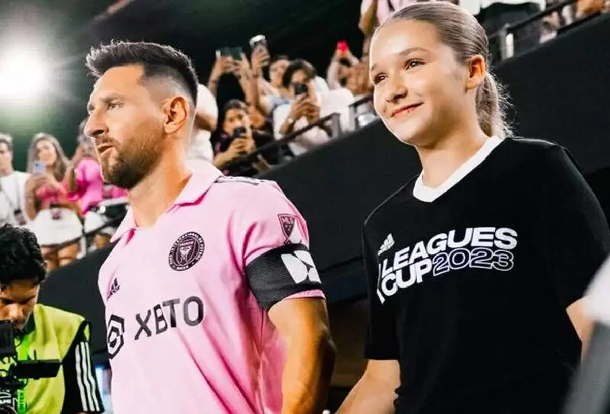 هیجان زیاد دختر دیوید بکهام از ایستادن کنار لیونل‌مسی وسط زمین چمن +فیلم