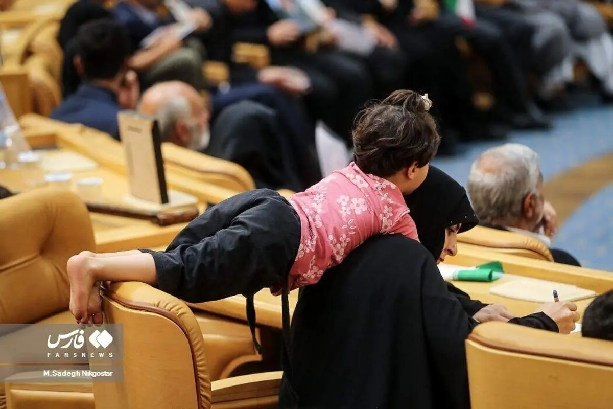 عکس متفاوت و جالب از مراسمی با حضور رئیسی