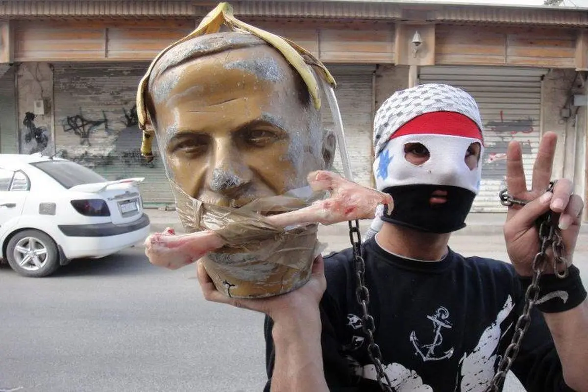 عکس: مخالفان بشار الأسد و مجسمه حافظ الأسد