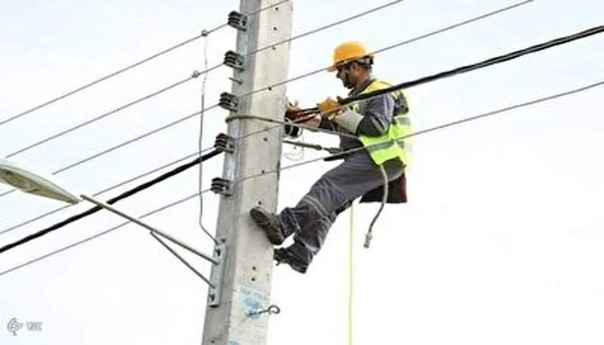 لحظه تلخ برق‌گرفتگی شدید مأمور اداره برق انزلی به خاطر اشتباه همکارش+ فیلم (۱۶+)