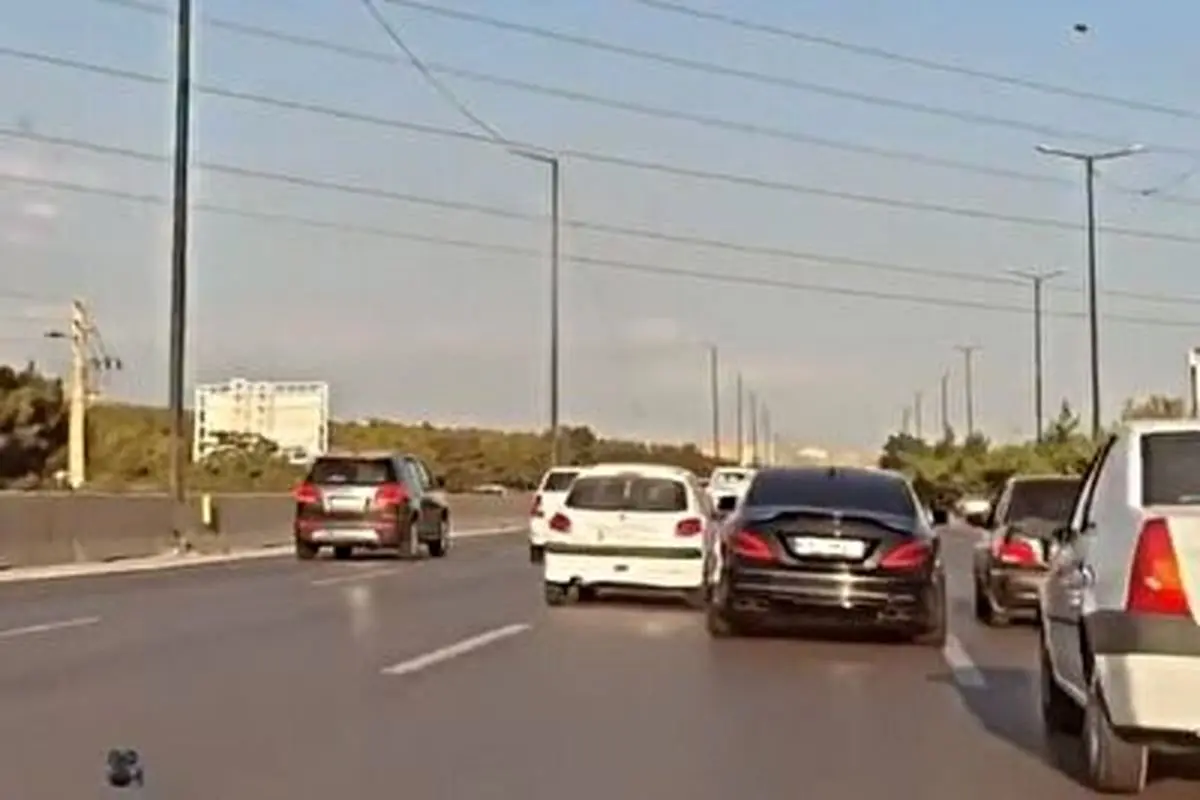  حرکات جنون‌آمیز راننده مرسدس بنز در بزرگراه تهران+ فیلم