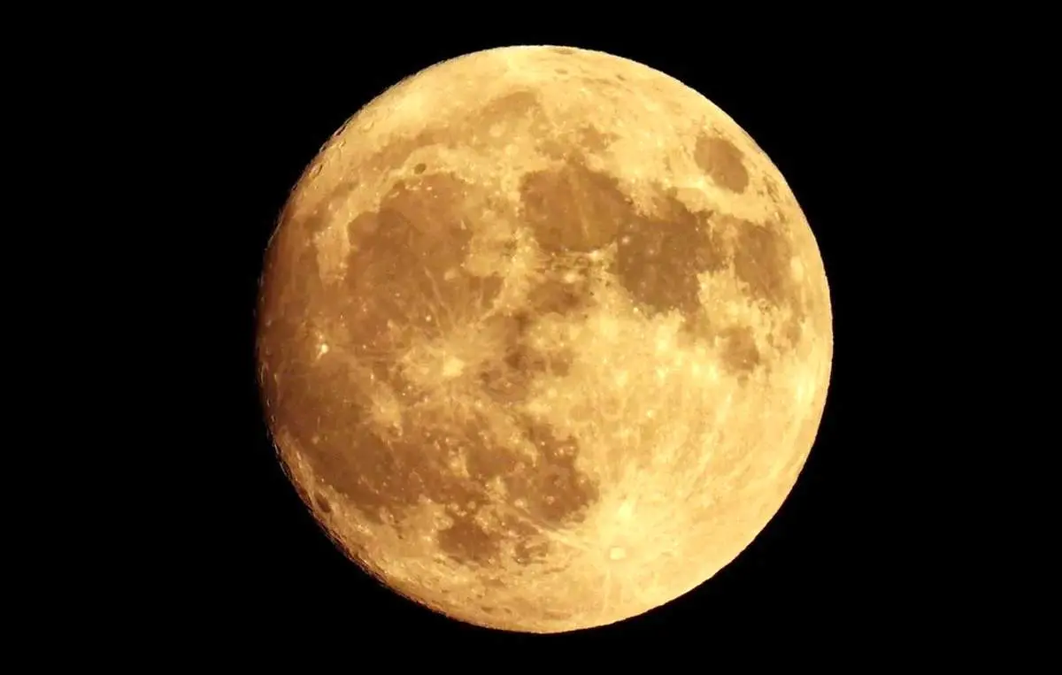 صحنه دیدنی عبور هواپیمای بدون سرنشین از مقابل اَبَرماه+ عکس