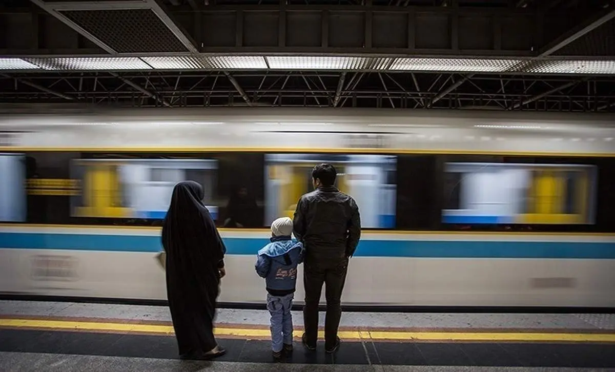 باز هم دست یک کودک در پله برقی مترو گیر کرد!