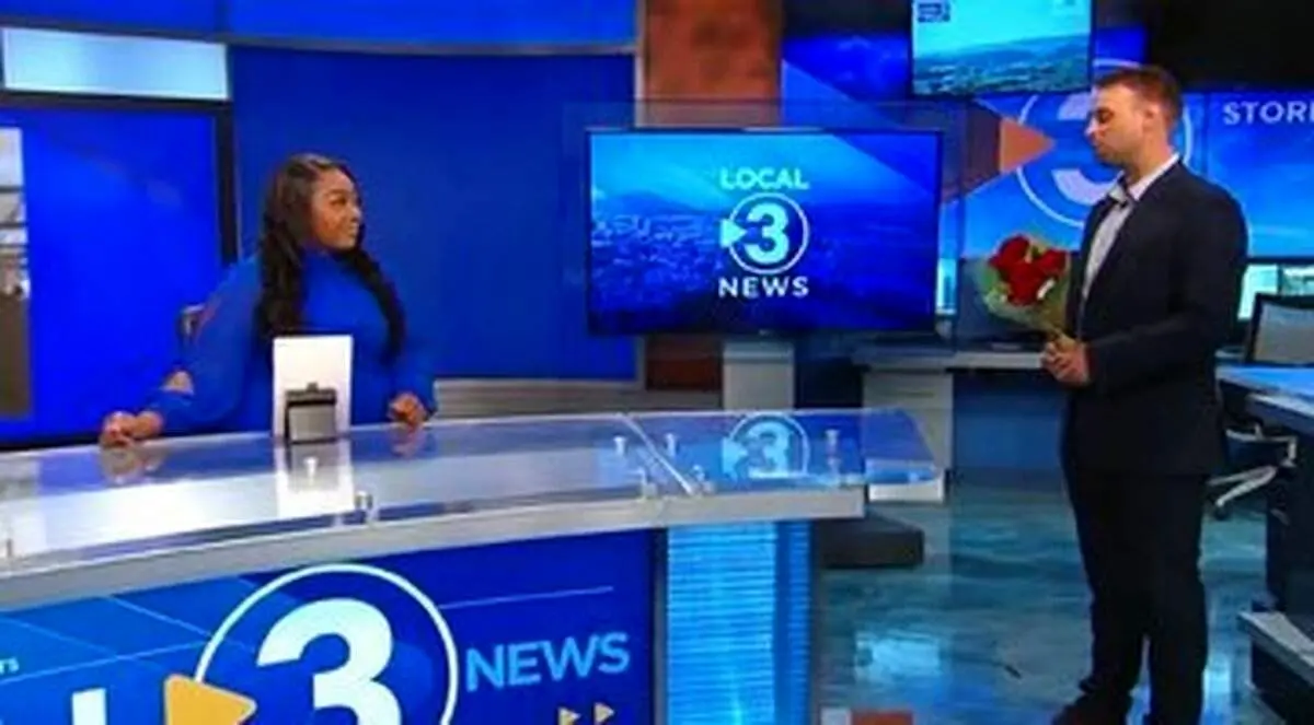 خواستگاری در برنامه زنده تلویزیونی+ تصاویر