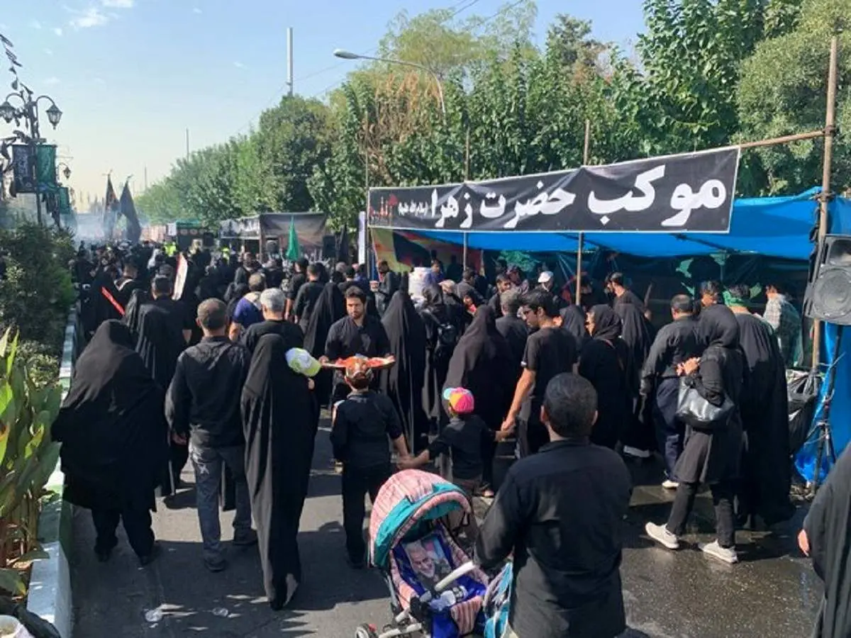 از کودکان تا مسئولان کشوری همه در پیاده‌روی جاماندگان اربعین در تهران + عکس