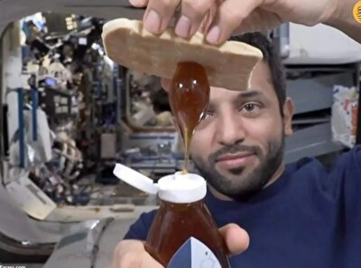 عسل خوردن جالب فضانورد اماراتی در فضا+ فیلم