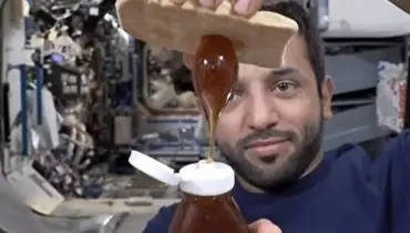 عسل خوردن جالب فضانورد اماراتی در فضا+ فیلم