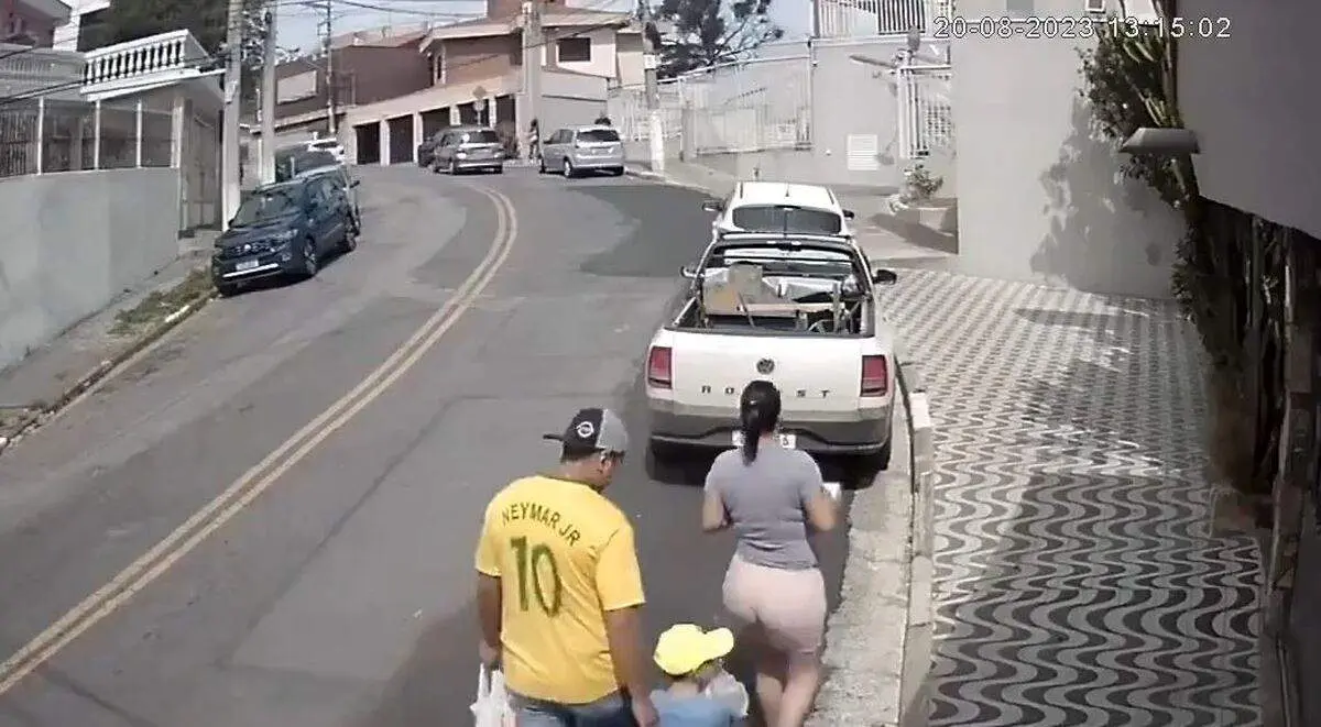 لحظه حمله مسلحانه به یک زوج و فرزندشان در خیابان+ فیلم