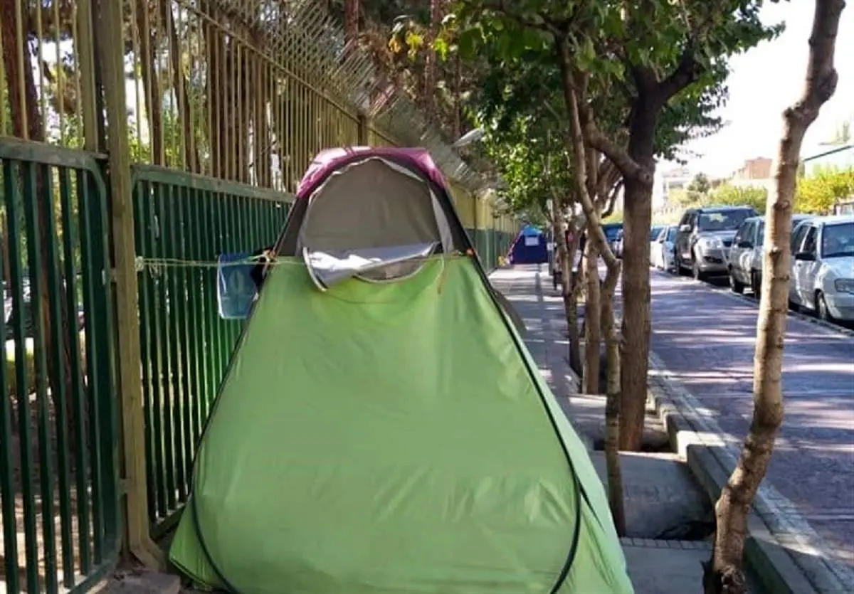 اتفاق عجیب در تهران: آب‌پاشی روی همراهان بیماران برای بیرون کردن از حیاط بیمارستان!