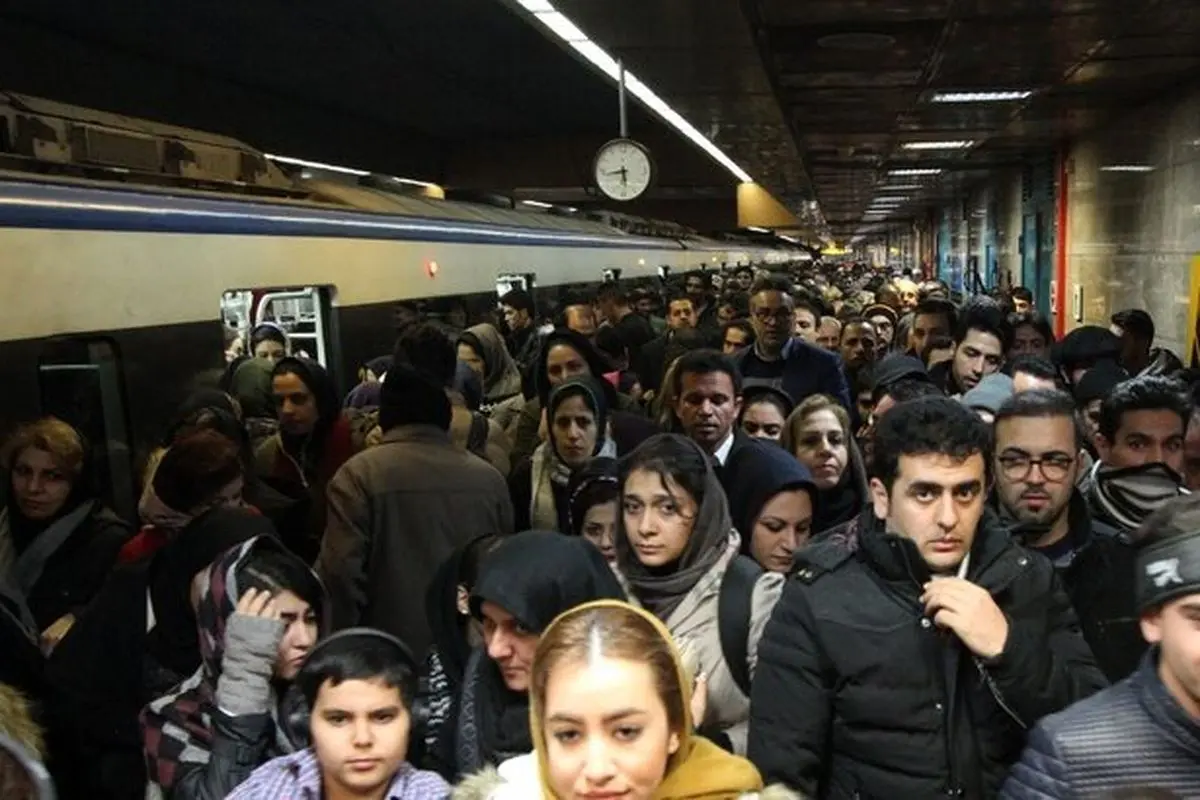 جوانِ افغان در متروی تهران با تیشرت یکی از رهبرانِ طالبان!+ عکس