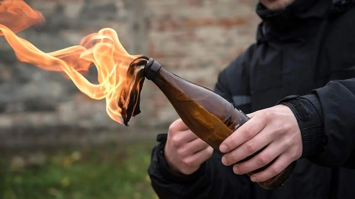 لحظه انفجار کوکتل مولوتف در دست یک معترض در تظاهرات شیلی+ عکس