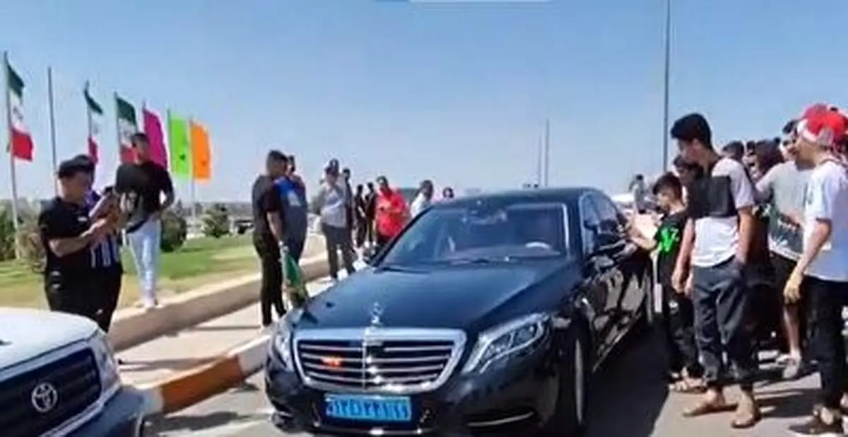 صلوات حضار در زمان ورود خودرو سفیر عربستان به فرودگاه امام!+ فیلم