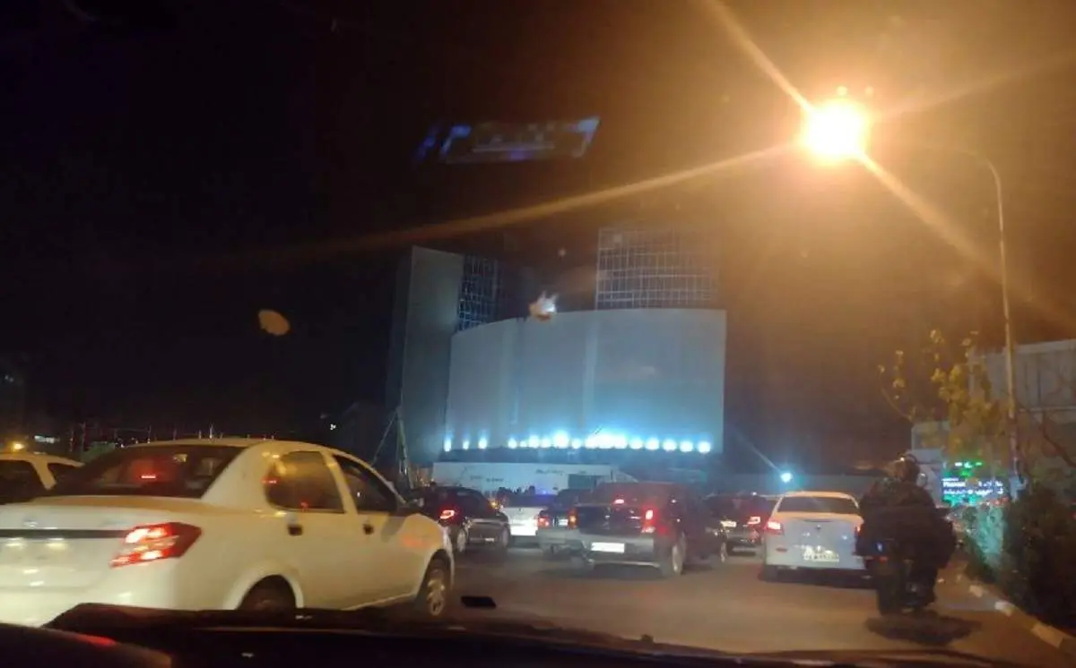 دیوارنگاره جدید میدان ولیعصر: بانک‌ها غلط می‌کنند با پول مردم بنگاه‌داری کنند!