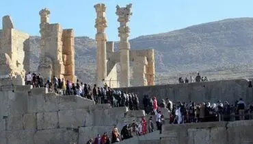 تصویری از بنر نصب شده درباره حجاب در ورودی تخت جمشید