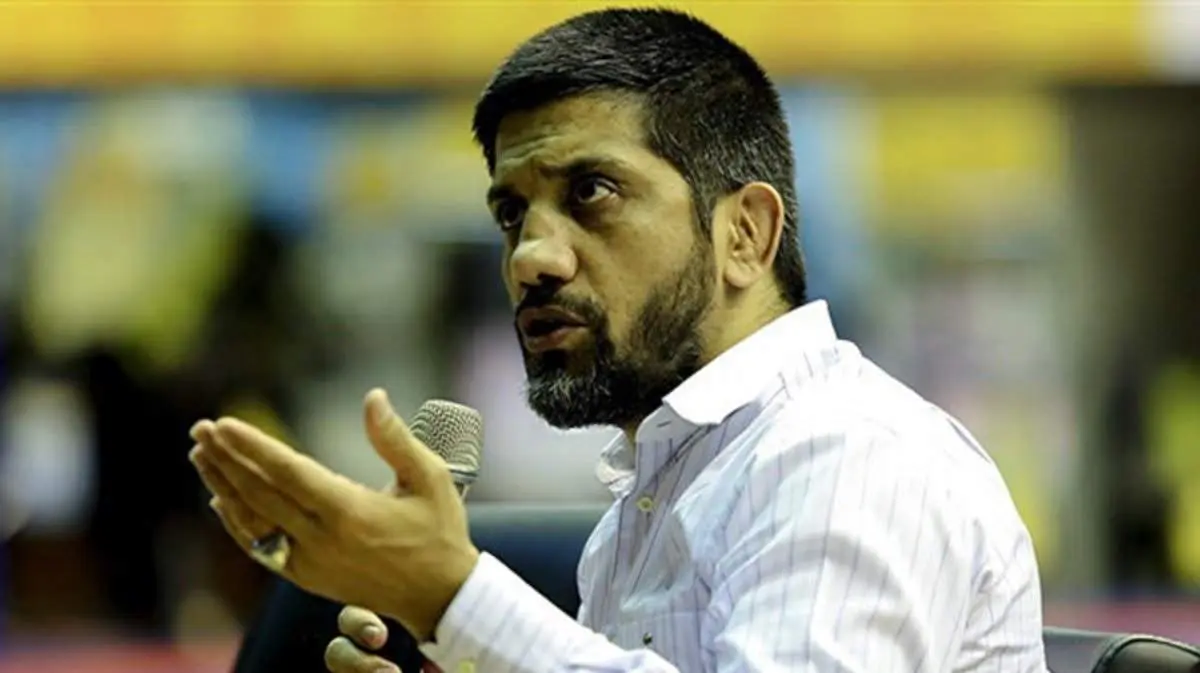 اقدام جنجالی جدید «دبیر» برای پنهان کردن شورت ورزشی اش در حین عکس گرفتن!+ عکس