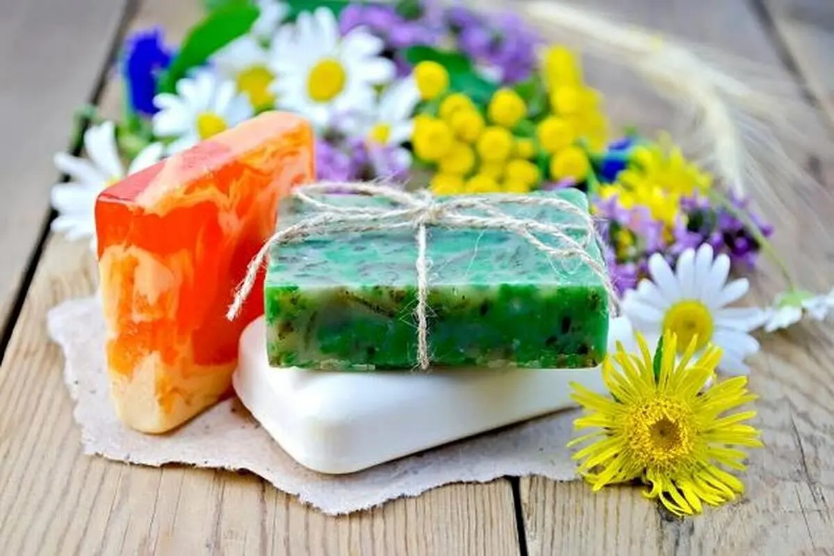 رئیس شرکت صابونسازی برای اثبات طبیعی بودن محصولش آن را خورد!+ عکس