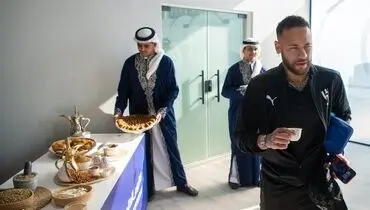 تیپ خاص نیمار با یک ساک زرد رنگ در راه تهران+ عکس