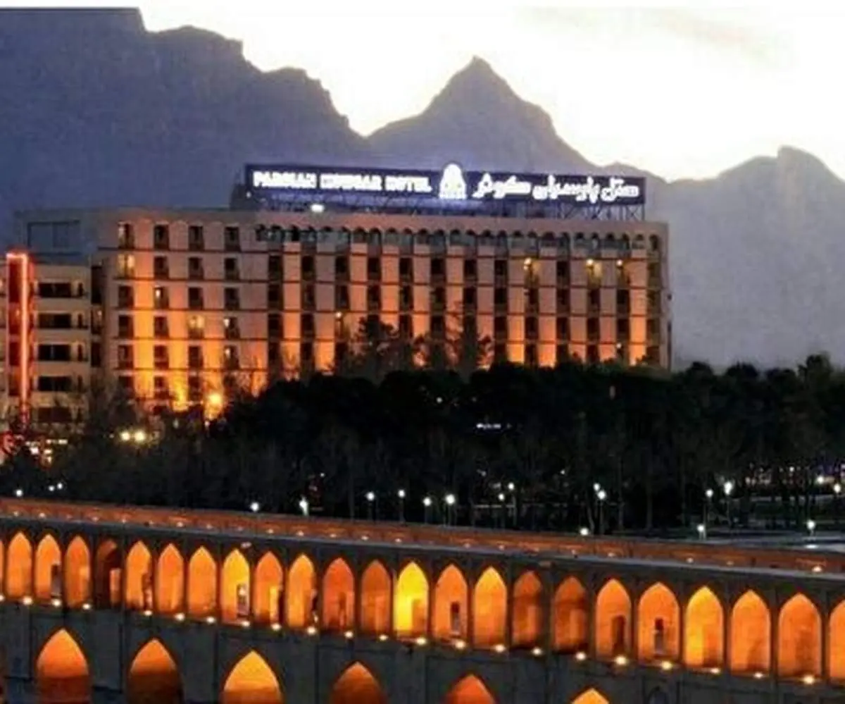 تجمع هواداران سپاهان مقابل محل اقامت تیم الاتحاد+فیلم