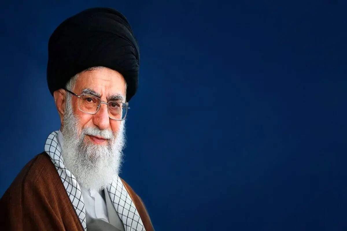 عکسی از دوران جوانی رهبر انقلاب سوار بر قایق