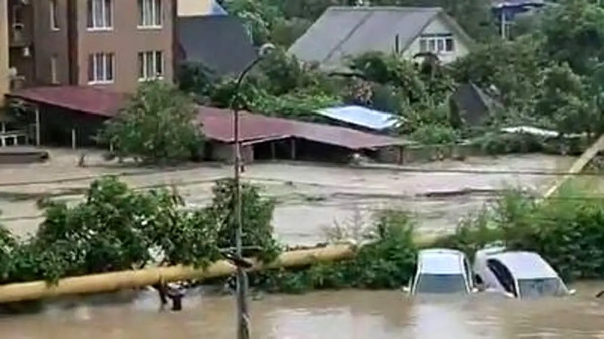 وقوع سیل در خیابان های روسیه+ فیلم