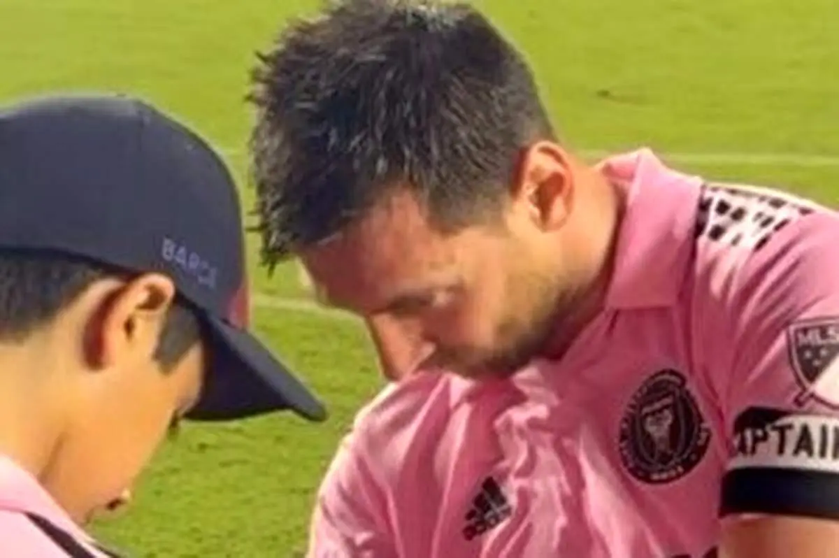 واکنش دیدنی بادیگارد مسی به حمله یک هوادار+ فیلم