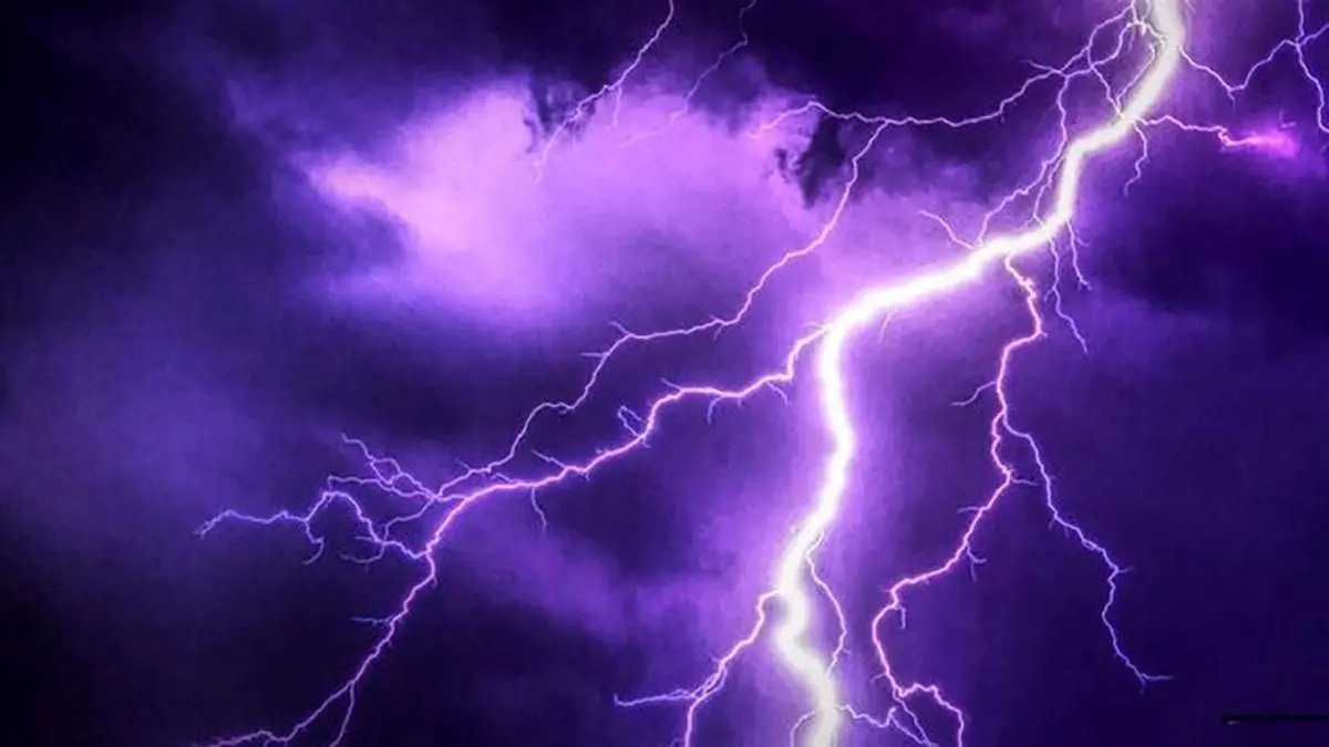 انحراف صاعقه قدرتمند با لیزر+ عکس