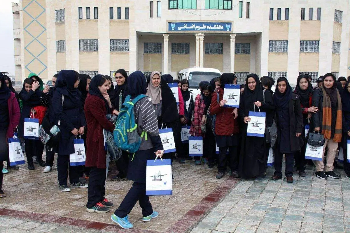 بنری خبرساز از معرفی نوع پوشش دانشگاهیان از سوی دانشگاه آزاد اهواز+ عکس